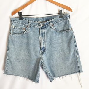 Vintage Levi’s 550 red tab relaxed fit shorts.